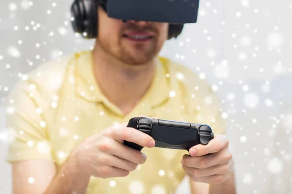 Hombre en realidad virtual juego de auriculares —  Fotos de Stock