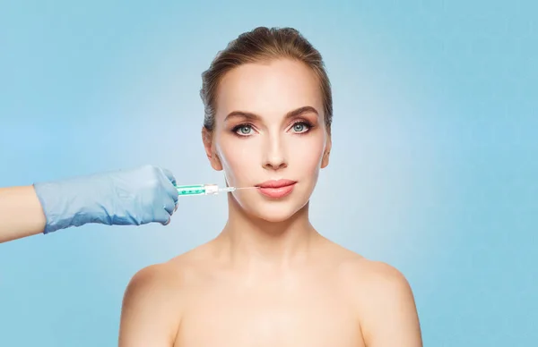 Visage et main de femme avec seringue injectable — Photo