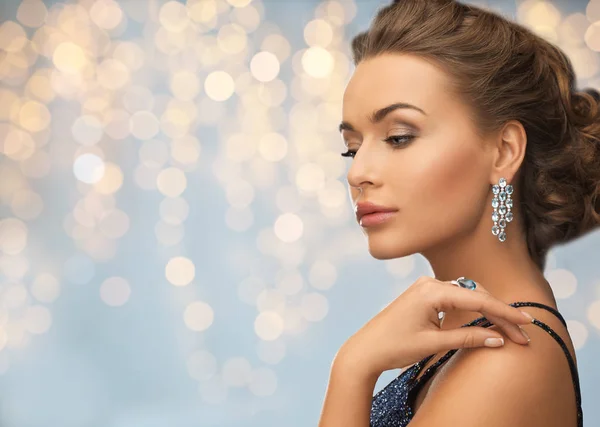 Женщина в вечернем платье с бриллиантовой сережкой — стоковое фото