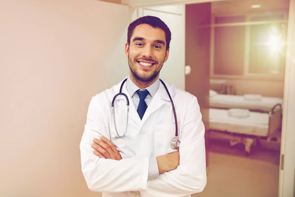 Улыбающийся доктор со стетоскопом в больнице — стоковое фото