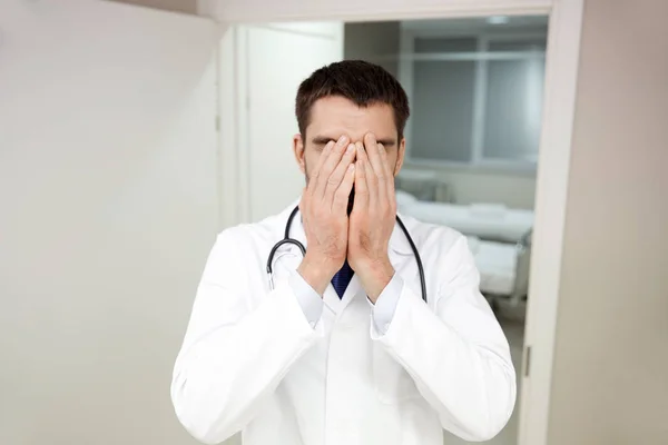 Médecin masculin triste ou en pleurs à l'hôpital — Photo