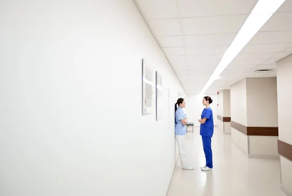 Doctores o enfermeras que hablan en el hospital —  Fotos de Stock