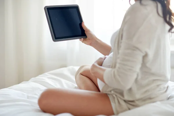 Primer plano de la mujer embarazada con la tableta PC en casa — Foto de Stock