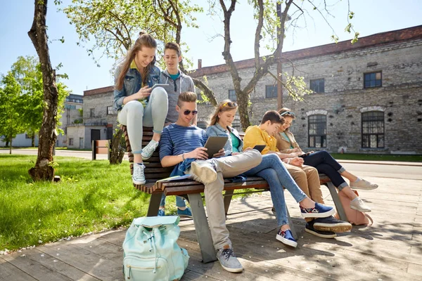 Grupo de estudiantes con tableta PC en el patio de la escuela — Foto de Stock