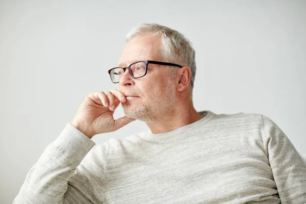 Gros plan de senior homme dans lunettes pensée — Photo