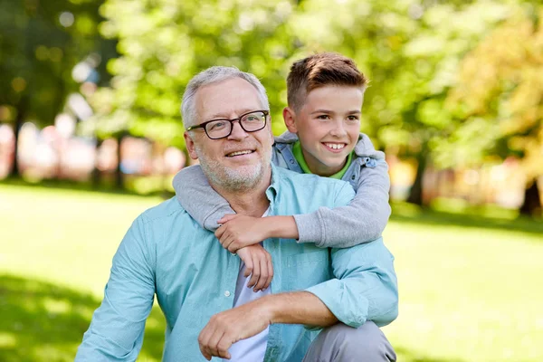 Abuelo y nieto abrazándose en el parque de verano —  Fotos de Stock