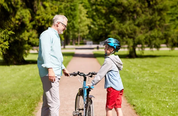 Abuelo y niño con bicicleta en el parque de verano — Foto de Stock