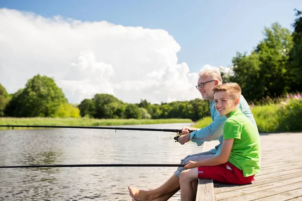 Grootvader en kleinzoon vissen op aanlegplaats — Stockfoto