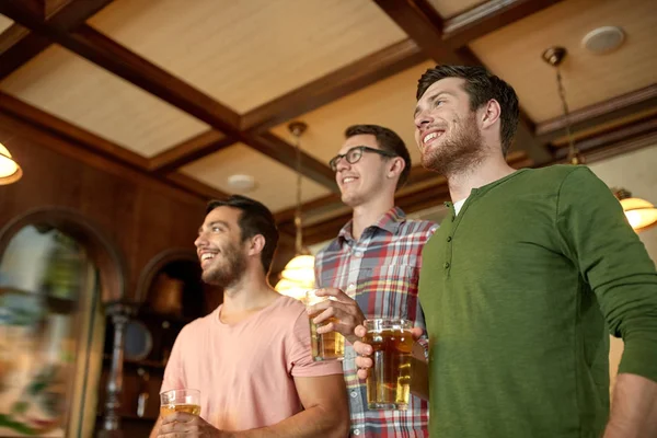 Přátelé s pivem sledování sportu na bar či hospodu — Stock fotografie