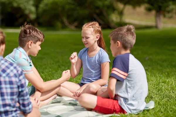Niños felices jugando piedra-papel-tijeras juego —  Fotos de Stock