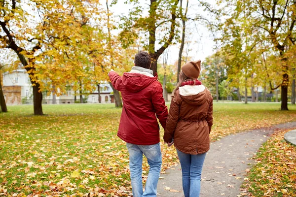 Joyeux jeune couple marchant dans le parc d'automne — Photo