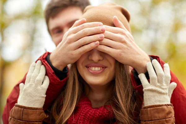 Feliz jovem casal se divertindo no parque de outono — Fotografia de Stock