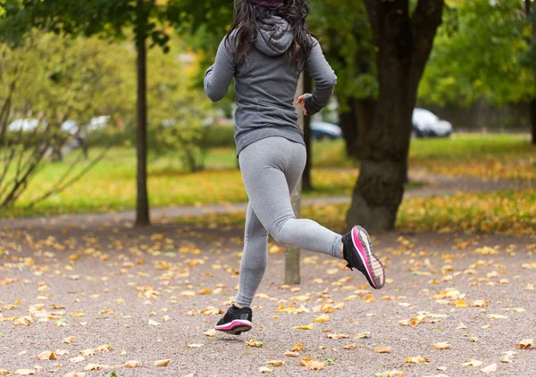 Κοντινό πλάνο γυναίκα τρέχει στο πάρκο φθινόπωρο — Φωτογραφία Αρχείου