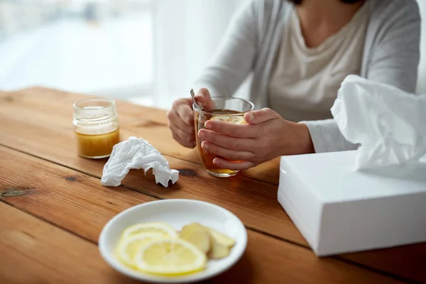 Mulher doente beber chá com limão e mel — Fotografia de Stock