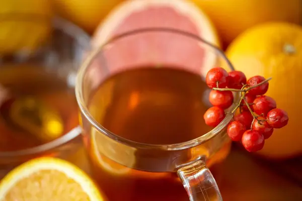 Primo piano della tazza di tè con rowanberry — Foto Stock