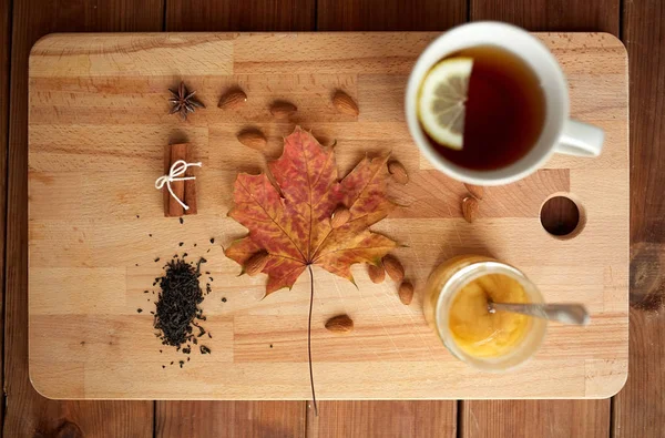 Taza de té de limón y miel sobre tabla de madera — Foto de Stock