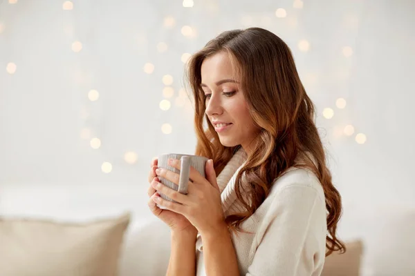 Mulher feliz com xícara de chá ou café em casa — Fotografia de Stock