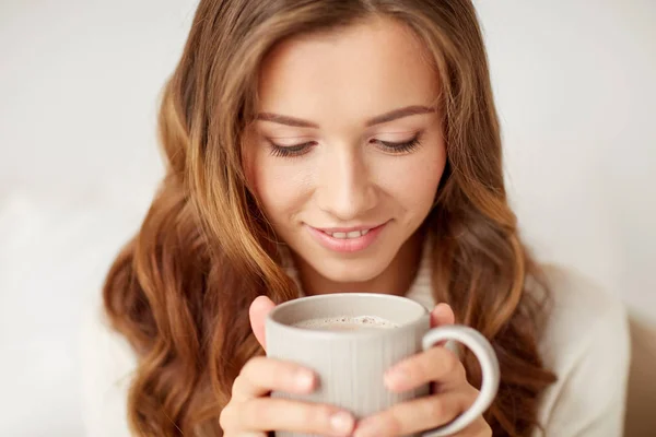 自宅のコーヒー カップと幸せな女のクローズ アップ — ストック写真