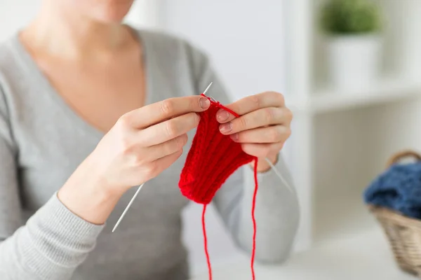 Mujer manos tejer con agujas e hilo — Foto de Stock