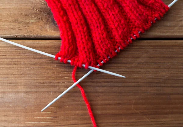 Article tricoté à la main avec aiguilles à tricoter sur bois — Photo