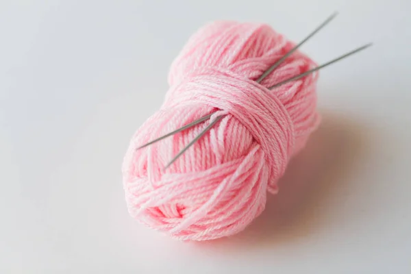 Ferri da maglia e gomitoli di filato rosa — Foto Stock