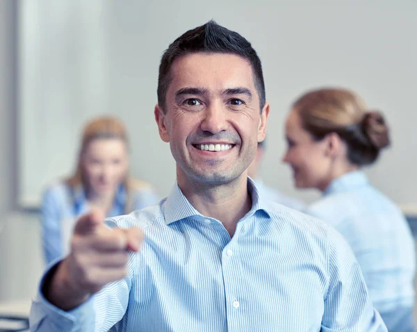 Groep van Glimlachende zakenmensen bijeenkomst in office — Stockfoto