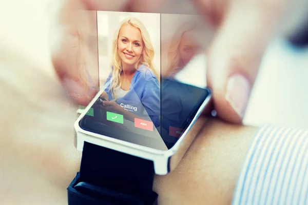 Närbild på hand med inkommande samtal på smart Watch-klocka — Stockfoto