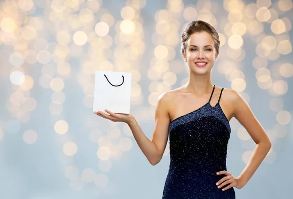 Smiling woman with white blank shopping bag — Stock Photo, Image