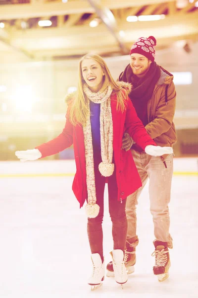 幸福的夫妇，在溜冰场上 — 图库照片