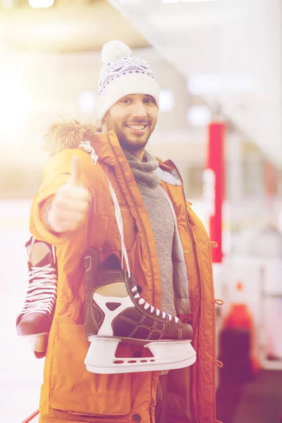 Heureux jeune homme montrant pouces sur patinoire — Photo