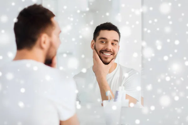 Felice giovane cercando di specchio a casa bagno — Foto Stock