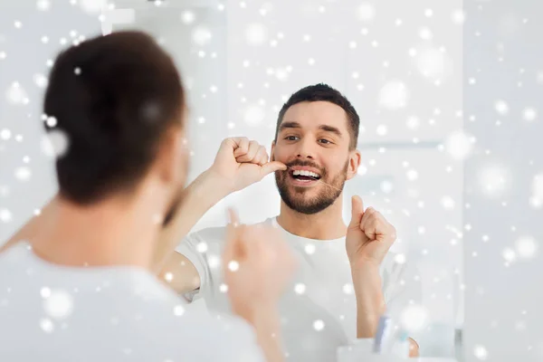 Homem com fio dental, limpeza dos dentes no banheiro — Fotografia de Stock
