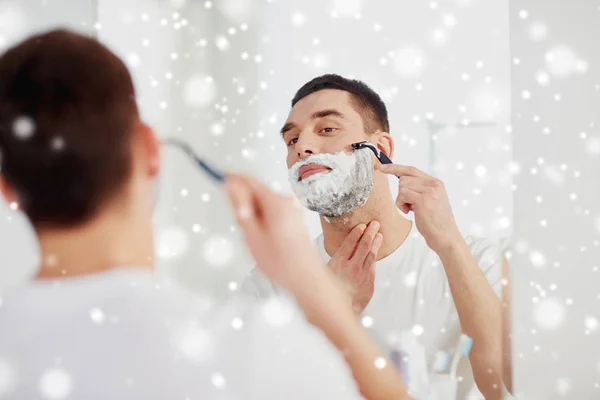 Uomo barba da barba con lama rasoio in bagno — Foto Stock