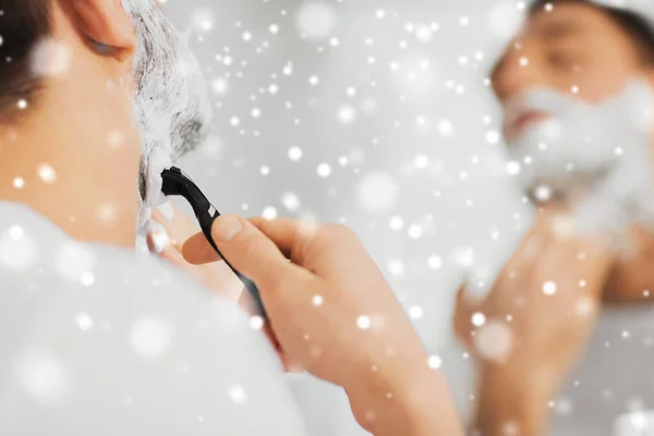 Primer plano del hombre afeitando la barba con cuchilla de afeitar — Foto de Stock