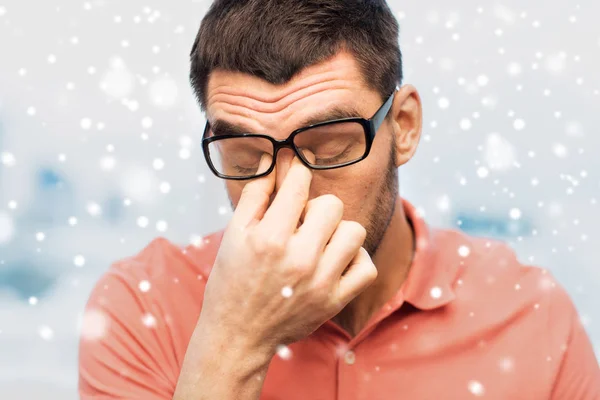 Primer plano del hombre cansado en anteojos frotando los ojos —  Fotos de Stock