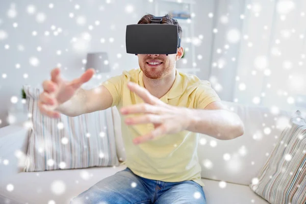 Hombre joven en auriculares de realidad virtual o gafas 3d —  Fotos de Stock