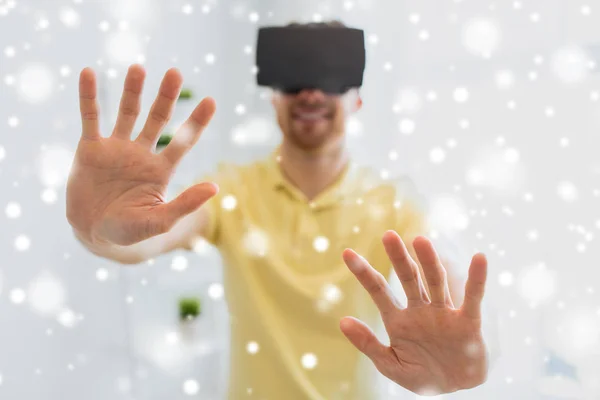 Hombre joven en auriculares de realidad virtual o gafas 3d — Foto de Stock