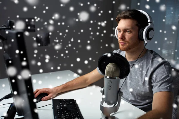 Hombre en auriculares jugando videojuego de ordenador en casa — Foto de Stock