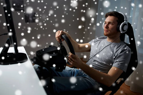 男人玩车赛车视频游戏在家里 — 图库照片