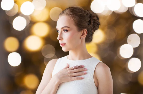 Femme en blanc avec bague en diamant et boucle d'oreille — Photo