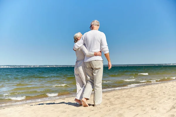 Heureux couple de personnes âgées étreignant sur la plage d'été — Photo