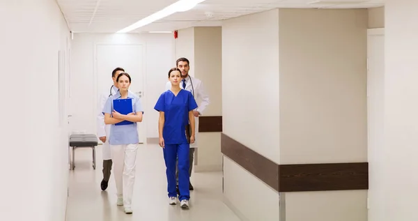 Skupina lékaři nebo lékaři procházky podél nemocnice — Stock fotografie