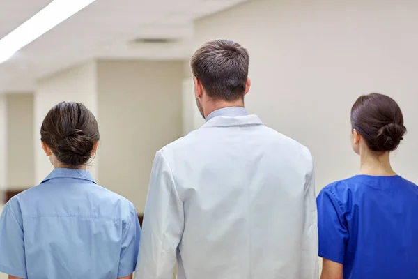 Gruppo di medici o medici che camminano lungo l'ospedale — Foto Stock