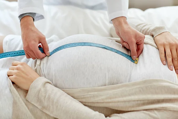Primer plano del médico y de la mujer embarazada en el hospital — Foto de Stock