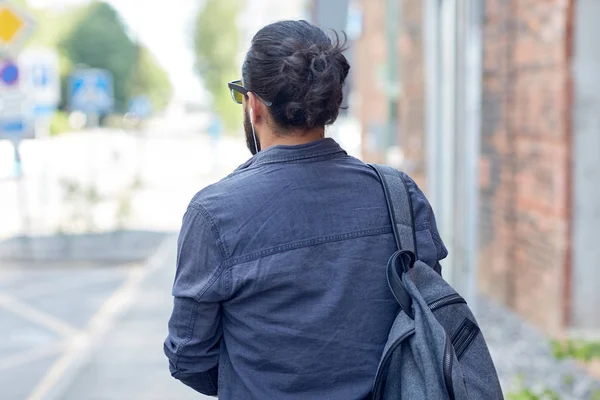 Hombre con mochila caminando por la calle de la ciudad —  Fotos de Stock