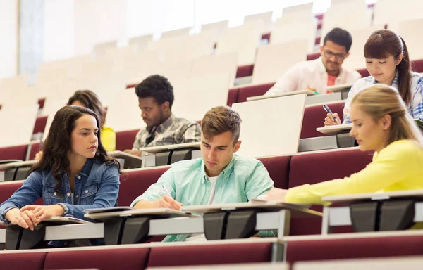 Groupe d'étudiants avec des cahiers dans la salle de conférence — Photo