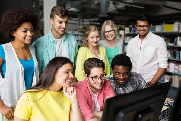 Étudiants internationaux avec ordinateurs à la bibliothèque — Photo