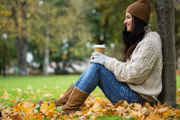 秋の公園でコーヒーを飲みながら女性のクローズ アップ — ストック写真