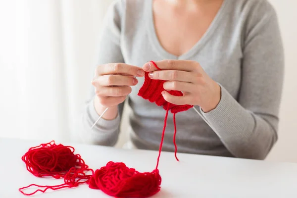 Mulheres mãos tricô com agulhas e fios — Fotografia de Stock