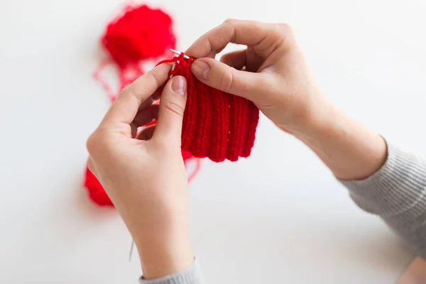 Mains de femme tricot avec des aiguilles et du fil — Photo